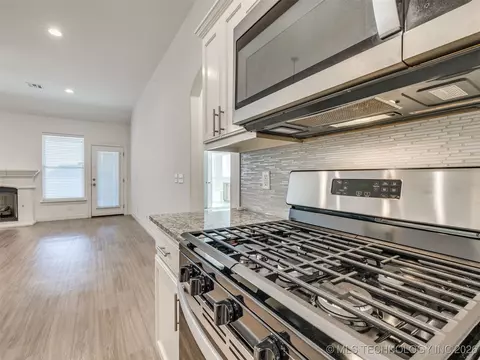 Kitchen - 7315 E Oak Ridge St, Broken Arrow, OK 74014 photo 6 of 9