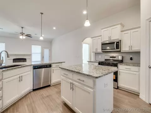 Kitchen - 7315 E Oak Ridge St, Broken Arrow, OK 74014 photo 2 of 9