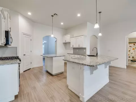 Kitchen - 7315 E Oak Ridge St, Broken Arrow, OK 74014 photo 7 of 9