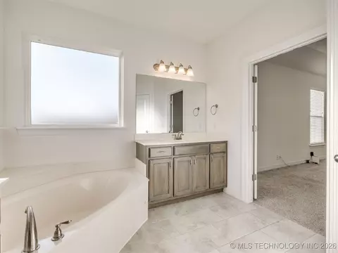 Bath - 7315 E Oak Ridge St, Broken Arrow, OK 74014 photo 6 of 7