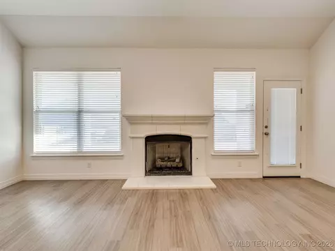 Living - 7315 E Oak Ridge St, Broken Arrow, OK 74014 photo 3 of 4