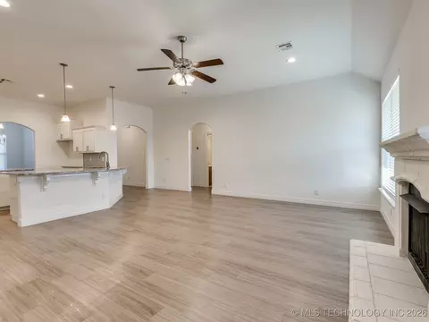 Living - 7315 E Oak Ridge St, Broken Arrow, OK 74014 photo 4 of 4