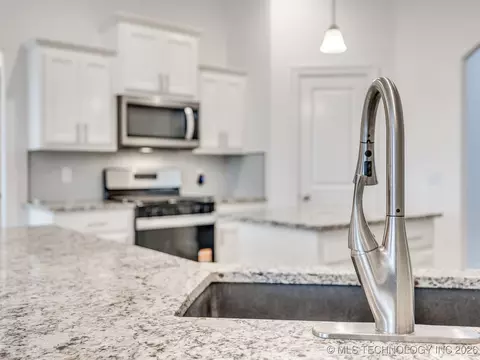 Kitchen - 7315 E Oak Ridge St, Broken Arrow, OK 74014 photo 9 of 9