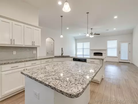 Kitchen - 7315 E Oak Ridge St, Broken Arrow, OK 74014 photo 3 of 9