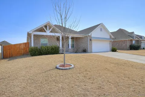 Exterior - 7315 E Oak Ridge St, Broken Arrow, OK 74014 photo 2 of 5
