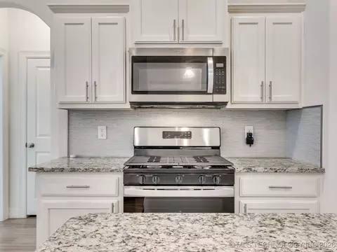 Kitchen - 7315 E Oak Ridge St, Broken Arrow, OK 74014 photo 5 of 9