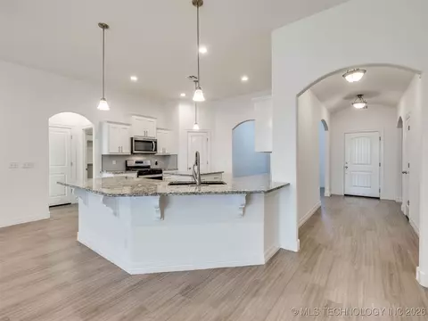 Entry Way - 7315 E Oak Ridge St, Broken Arrow, OK 74014 photo 5 of 5