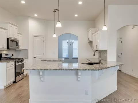 Kitchen - 7315 E Oak Ridge St, Broken Arrow, OK 74014 photo 8 of 9