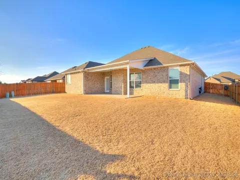 Exterior - 7315 E Oak Ridge St, Broken Arrow, OK 74014 photo 3 of 5