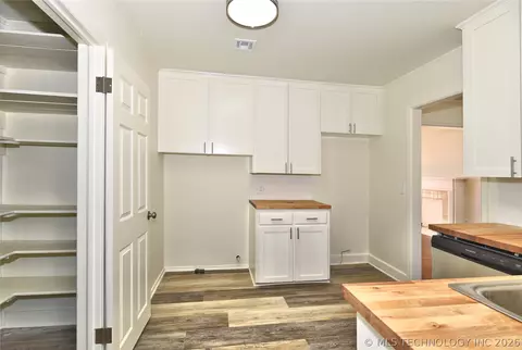 Kitchen - 6329 E 4th Pl, Tulsa, OK 74112 photo 2 of 3
