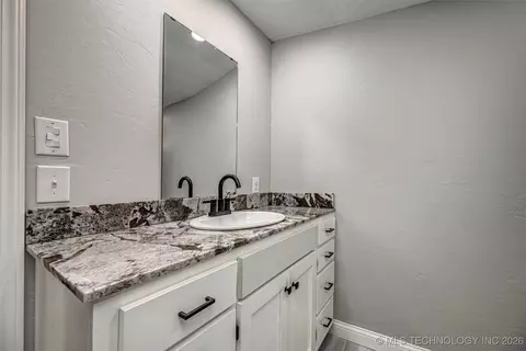 Bath - 4412 E Grandstaff Rd, Cushing, OK 74023 photo 2 of 6