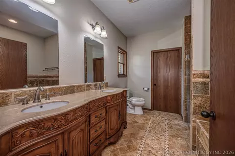 Bath - 4412 E Grandstaff Rd, Cushing, OK 74023 photo 3 of 6