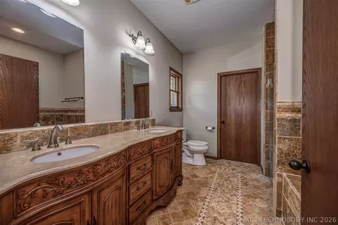 Bath - 4412 E Grandstaff Rd, Cushing, OK 74023 photo 3 of 6