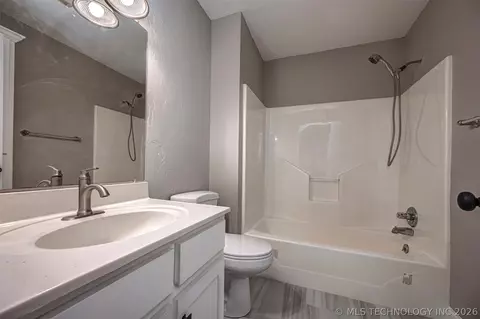Bath - 4412 E Grandstaff Rd, Cushing, OK 74023 photo 5 of 6