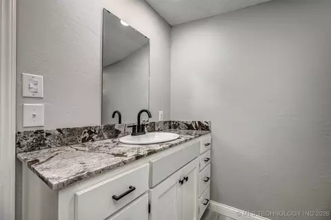 Bath - 4412 E Grandstaff Rd, Cushing, OK 74023 photo 2 of 6