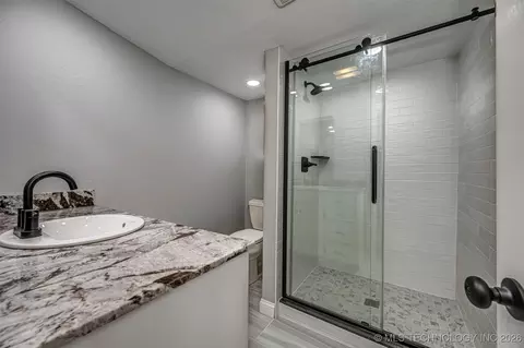 Bath - 4412 E Grandstaff Rd, Cushing, OK 74023 photo 1 of 6