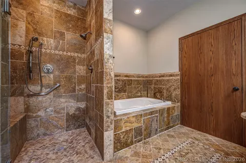 Bath - 4412 E Grandstaff Rd, Cushing, OK 74023 photo 4 of 6