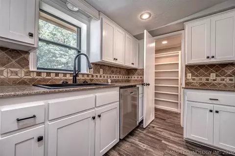 Kitchen - 4412 E Grandstaff Rd, Cushing, OK 74023 photo 3 of 3