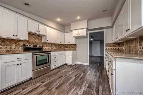 Kitchen - 4412 E Grandstaff Rd, Cushing, OK 74023 photo 2 of 3