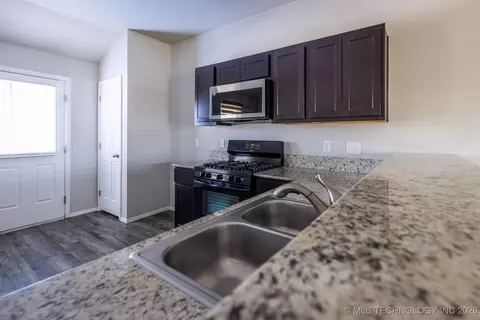 Kitchen - 1208 E Richmond St, Broken Arrow, OK 74012 photo 4 of 4