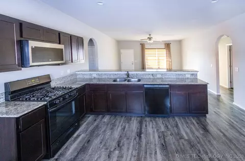 Kitchen - 1208 E Richmond St, Broken Arrow, OK 74012 photo 3 of 4