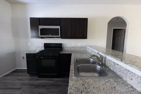 Kitchen - 1208 E Richmond St, Broken Arrow, OK 74012 photo 2 of 4