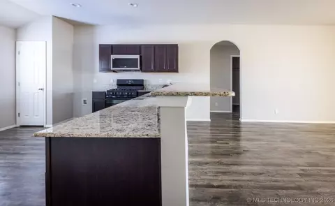 Entry Way - 1208 E Richmond St, Broken Arrow, OK 74012 photo 1 of 1