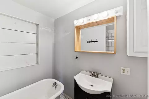 Bath - 1109 E 9th St, Okmulgee, OK 74447 photo 3 of 3