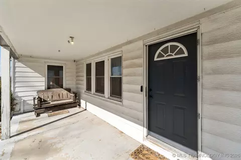 Exterior - 1109 E 9th St, Okmulgee, OK 74447 photo 3 of 10