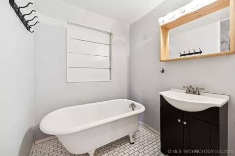Bath - 1109 E 9th St, Okmulgee, OK 74447 photo 2 of 3