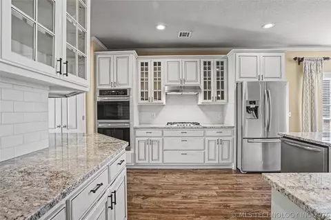 Kitchen - 604 S 71st St, Broken Arrow, OK 74014 photo 3 of 4
