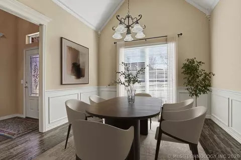 Dining - 604 S 71st St, Broken Arrow, OK 74014 photo 3 of 5