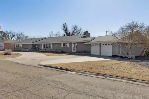 1107 E 8th St, Cushing, OK 74023