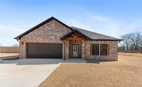 205 Lindsey Ave, Adair, OK 74330