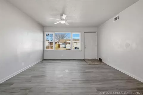 6710 E Independence Pl, Tulsa, OK 74115 photo 2