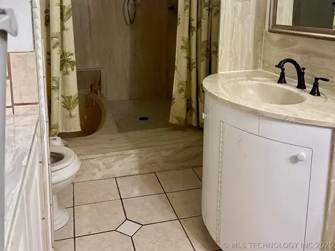 Bath - 1007 S Wilson Ave, Cushing, OK 74023 photo 2 of 6