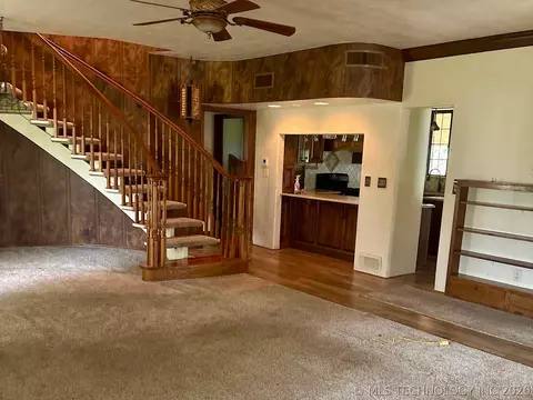Living - 1007 S Wilson Ave, Cushing, OK 74023 photo 4 of 12
