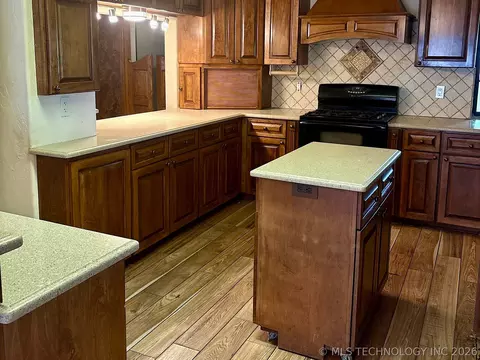 Kitchen - 1007 S Wilson Ave, Cushing, OK 74023 photo 6 of 9