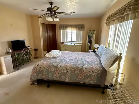 Bedroom - 1007 S Wilson Ave, Cushing, OK 74023 photo 2 of 10