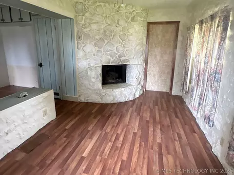 Living - 1007 S Wilson Ave, Cushing, OK 74023 photo 9 of 12