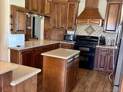 Kitchen - 1007 S Wilson Ave, Cushing, OK 74023 photo 4 of 9