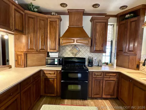 Kitchen - 1007 S Wilson Ave, Cushing, OK 74023 photo 8 of 9