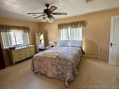 Bedroom - 1007 S Wilson Ave, Cushing, OK 74023 photo 3 of 10