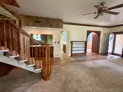 Living - 1007 S Wilson Ave, Cushing, OK 74023 photo 3 of 12