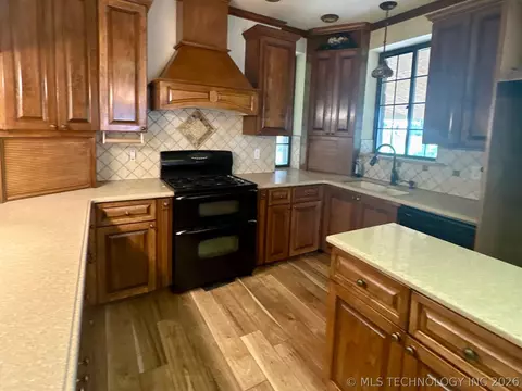 Kitchen - 1007 S Wilson Ave, Cushing, OK 74023 photo 7 of 9