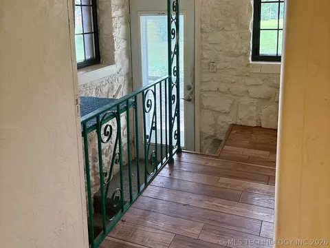 Entry Way - 1007 S Wilson Ave, Cushing, OK 74023 photo 2 of 3