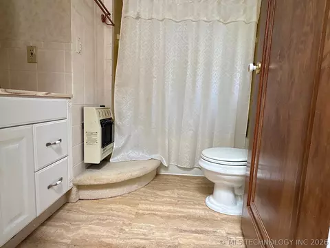 Bath - 1007 S Wilson Ave, Cushing, OK 74023 photo 5 of 6