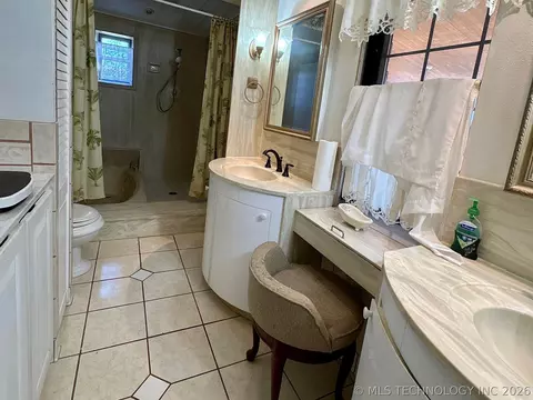 Bath - 1007 S Wilson Ave, Cushing, OK 74023 photo 3 of 6
