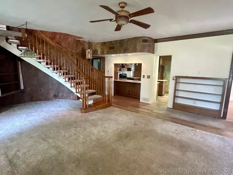 Living - 1007 S Wilson Ave, Cushing, OK 74023 photo 5 of 12