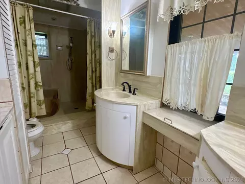 Bath - 1007 S Wilson Ave, Cushing, OK 74023 photo 1 of 6